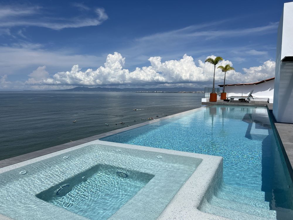 The sunken lounge in the shallow end
